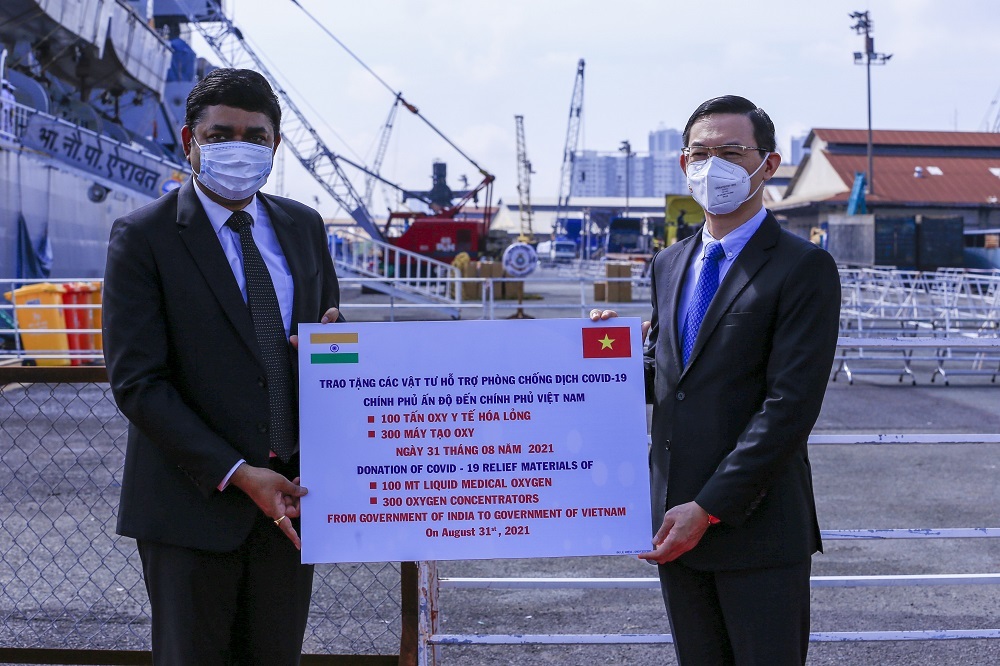 Ấn Độ trao tặng 100 tấn oxy y tế lỏng và 300 máy tạo oxy cho Việt Nam. (Nguồn ảnh: vietnamnet.vn)